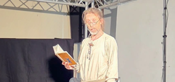 Bild zu Vorleser Rainer Rudloff verzaubert die Grundschüler:innen der GGS Europaschule